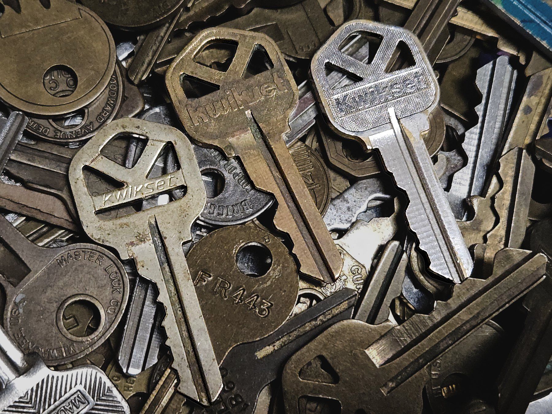 Pile of house keys, a symbol of the security deposit and key return process in student rentals like those of Richard Joseph Spinelli